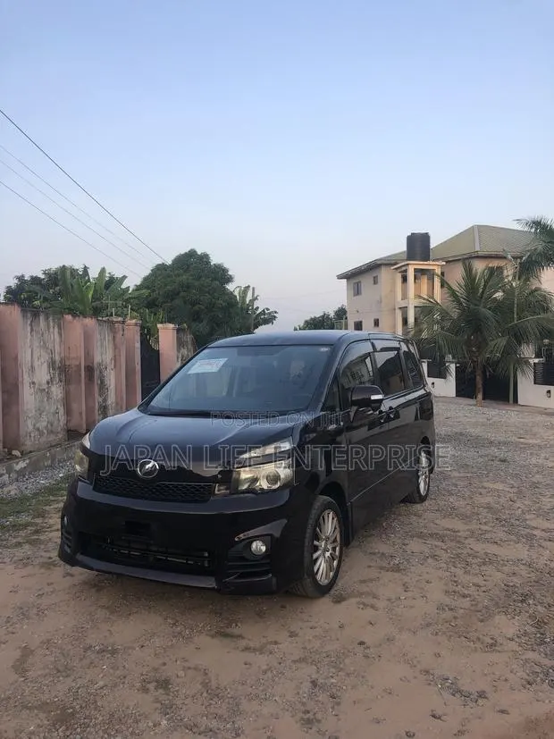 Toyota Voxy 2012 Burgundy · Photo 1