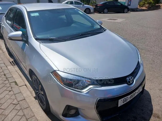 Toyota Corolla 2016 Silver · Photo 3