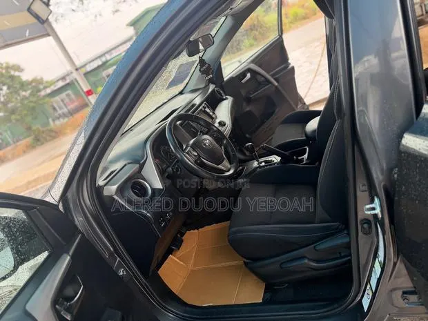 Toyota RAV4 XLE 4dr SUV (2.5L 4cyl 6A) 2018 Gray · Photo 1