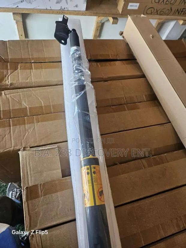 Toyota Land Cruiser Prado Boot Shock · Photo 1