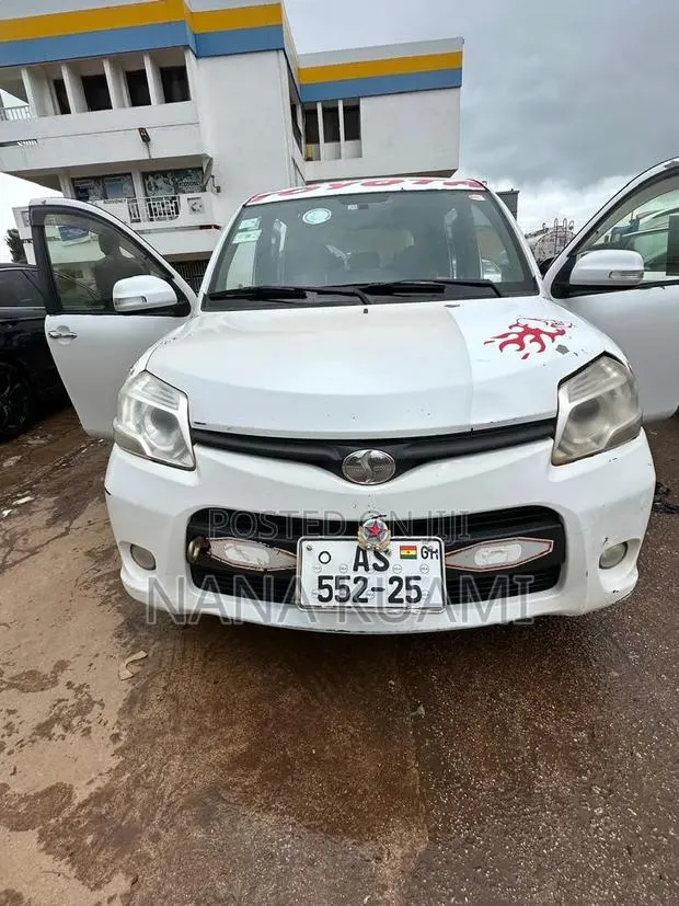 Toyota Sienta 1.5 FWD 2013 White · Photo 1