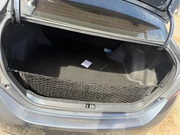 Toyota Corolla SE (1.8L 4cyl 6M) 2019 Gray · Photo 1