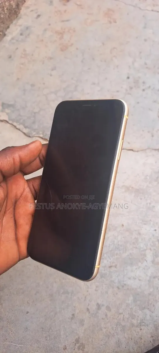 Apple iPhone XR 128 GB Yellow · Photo 1
