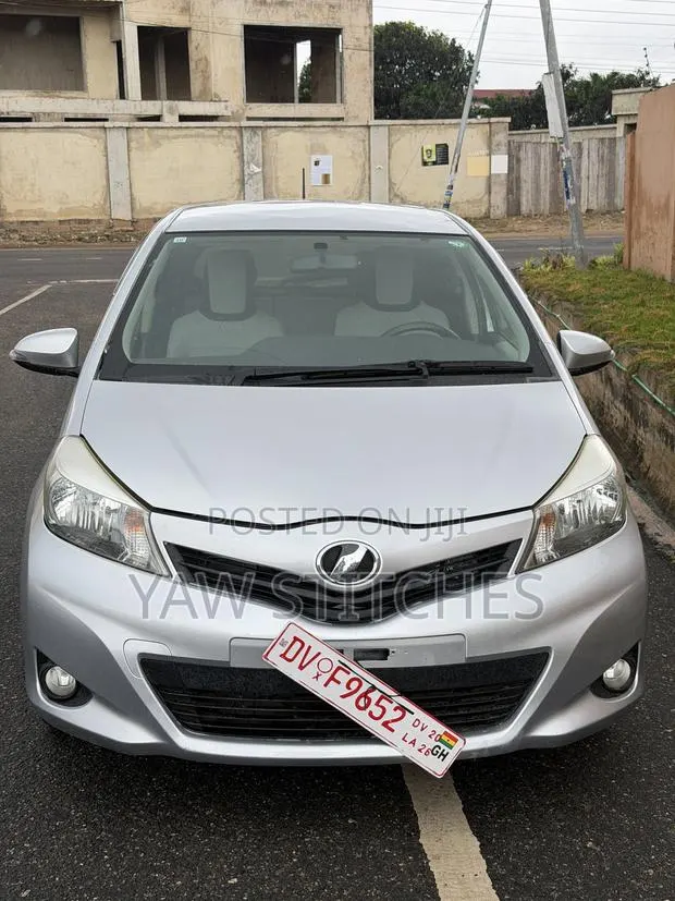 Toyota Vitz 2012 Gray · Photo 1