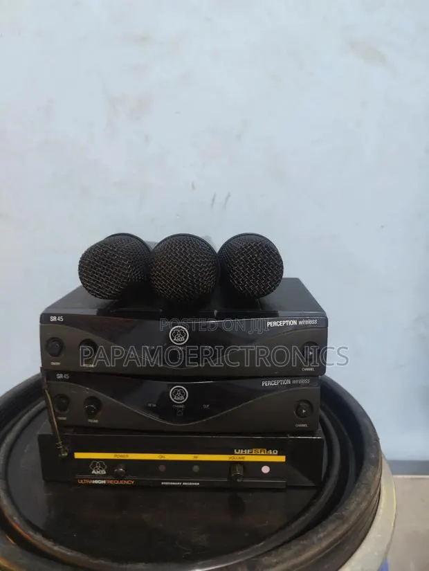AKG Perception Wireless Vocal Microphone System · Photo 1