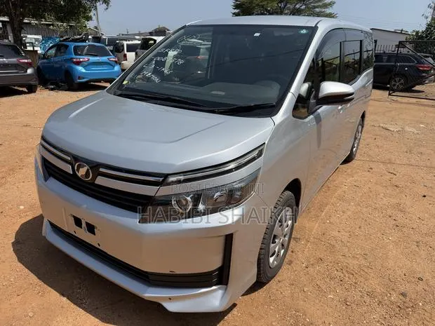 Toyota Voxy ZS 2WD 8-Seater 2014 Silver · Photo 1