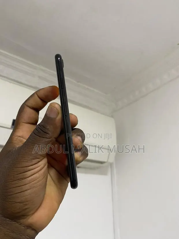 New Apple iPhone 7 32 GB Black · Photo 1