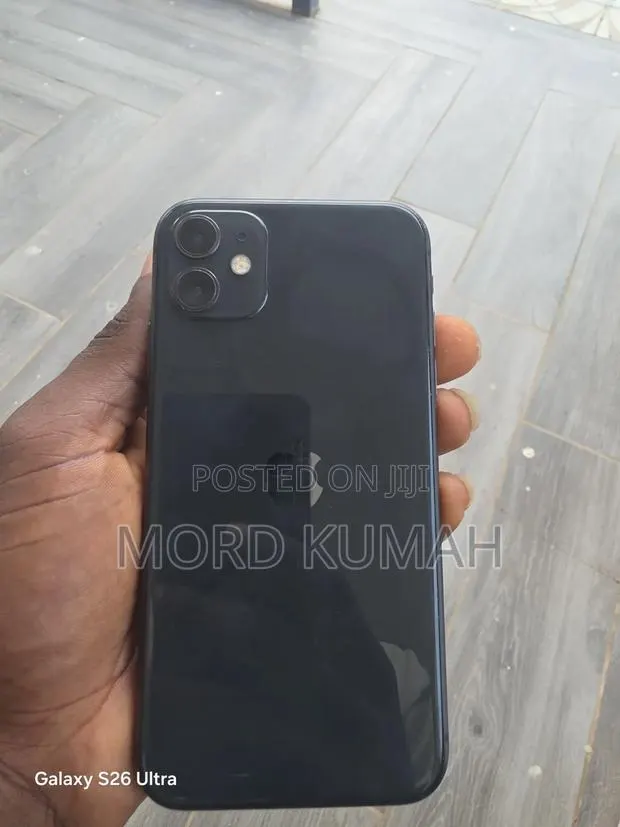 Apple iPhone 11 64 GB Black · Photo 1