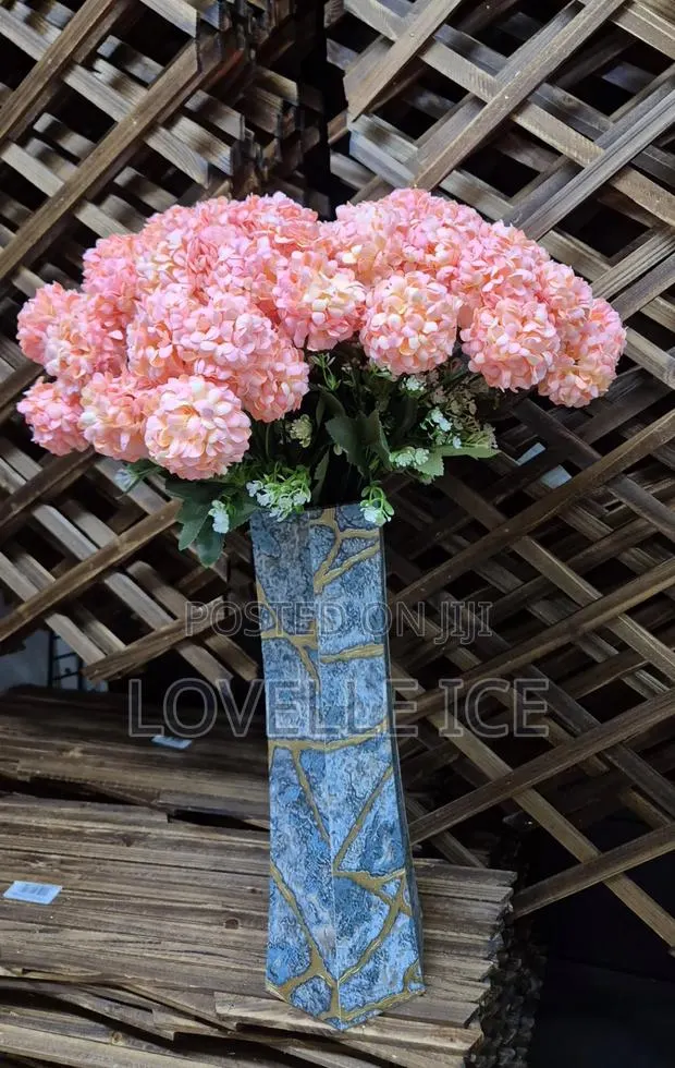 Turquoise Blue/Gold Floor Vase With Hydrangea Flowers · Photo 1