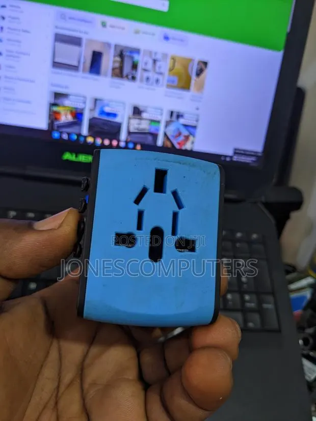 Universal Travel Adapter SL-199 · Photo 1