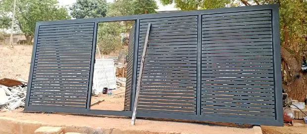U Transparent Metal Gate · Photo 1