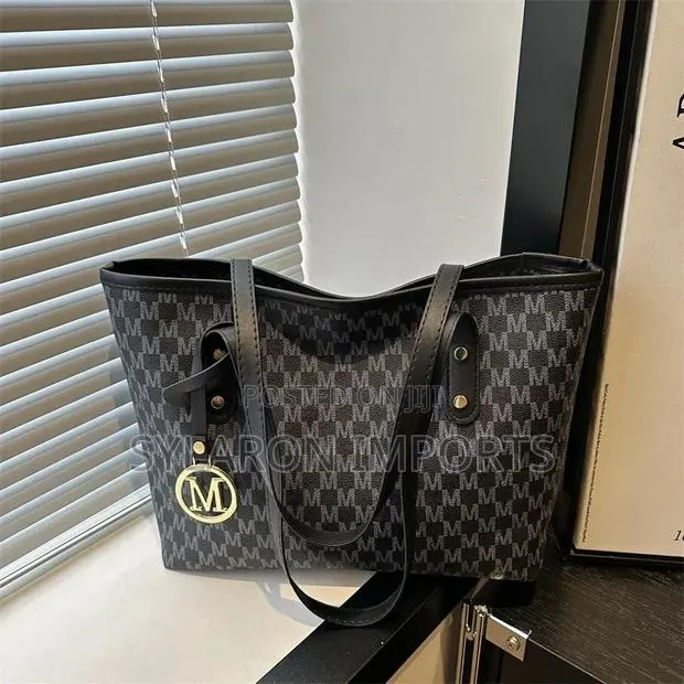 Women's M Logo Print Tote Bag – White Shoulder Bag · Photo 1