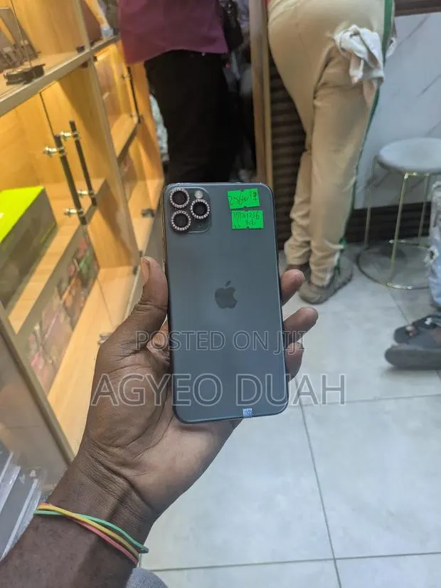 Apple iPhone 11 Pro Max 256 GB Green · Photo 1