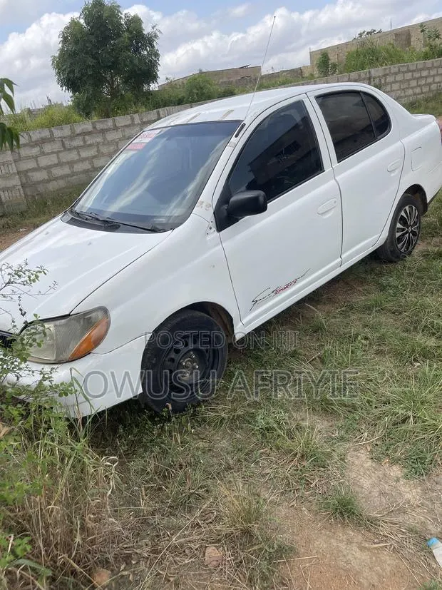 Toyota Echo Coupe 2000 White · Photo 1