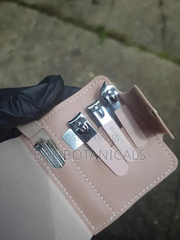 Manicure Care Set in Leather Packet · Photo 1