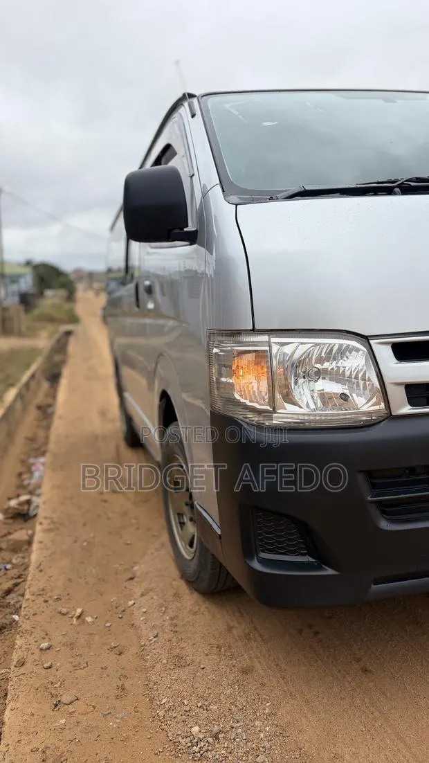 Toyota HiAce 2011 Silver · Photo 1