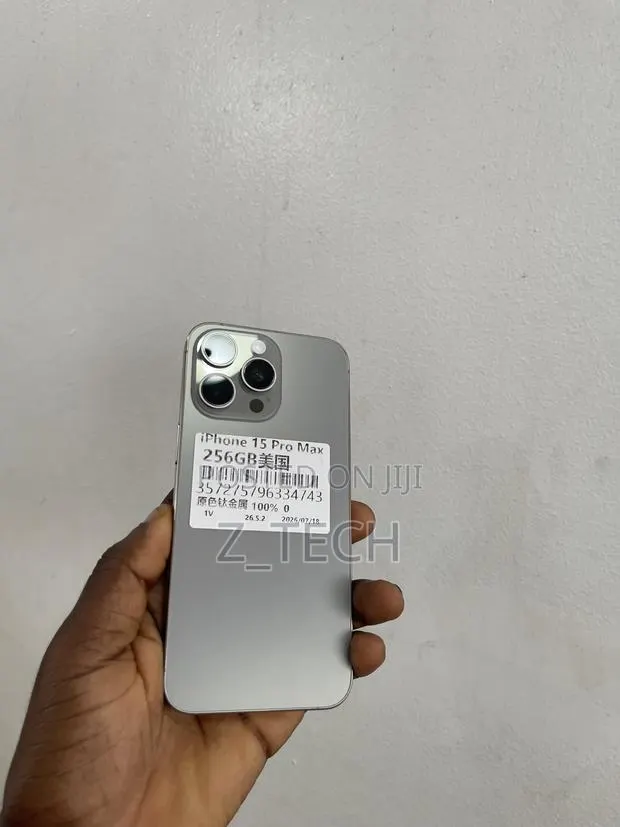 Apple iPhone 15 Pro Max 256 GB Gray · Photo 1