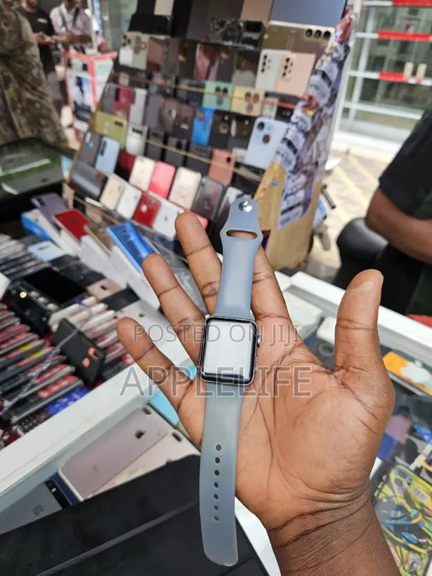 Apple Watch Series 3 42mm Cellular · Photo 1