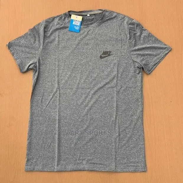 Nike Tops. · Photo 1