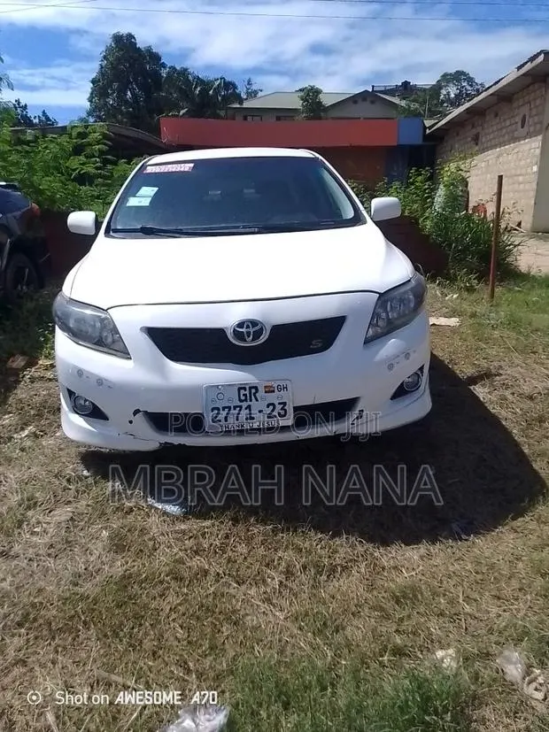Toyota Corolla LE 4dr Sedan (1.8L 4cyl 4A) 2013 White · Photo 1
