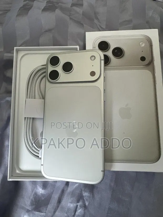 Apple iPhone 17 Pro Max 256 GB Silver · Photo 1