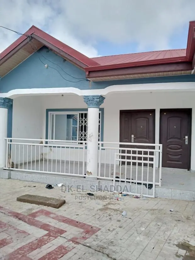 5bdrm House in Pokuase for sale