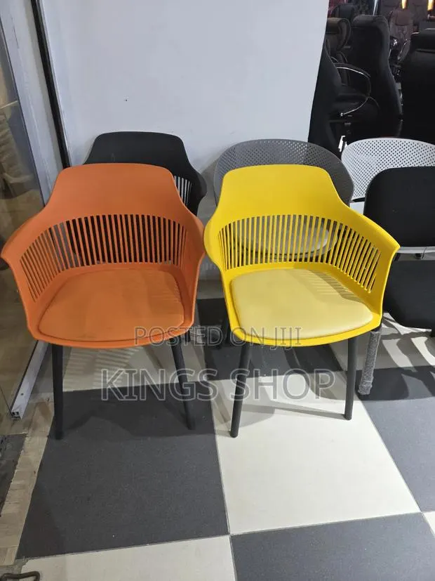 Plastic Restaurant Dining Chairs · Photo 1