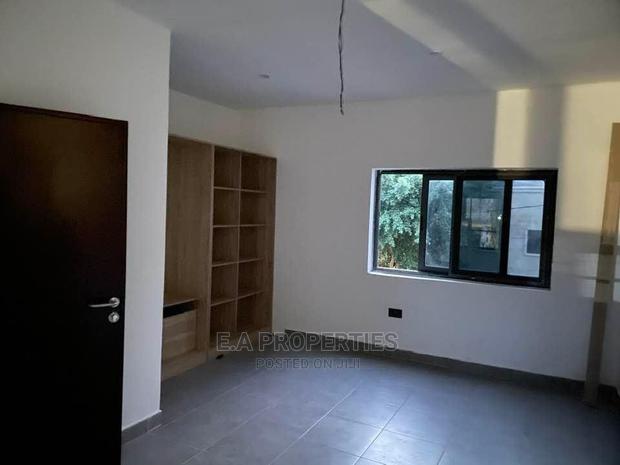 4bdrm House in E a Properties, Lake Side Estate for Sale · Photo 1