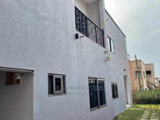4bdrm House in E a Properties, Lake Side Estate for Sale · Photo 2