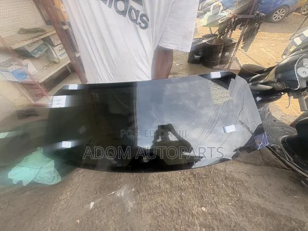 Honda CRV Back Glass 2023 2024 2025 2026 · Photo 1