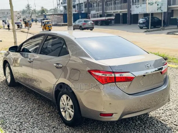 Toyota Corolla L 4dr Sedan (1.8L 4cyl CVT) 2017 Gray · Photo 1