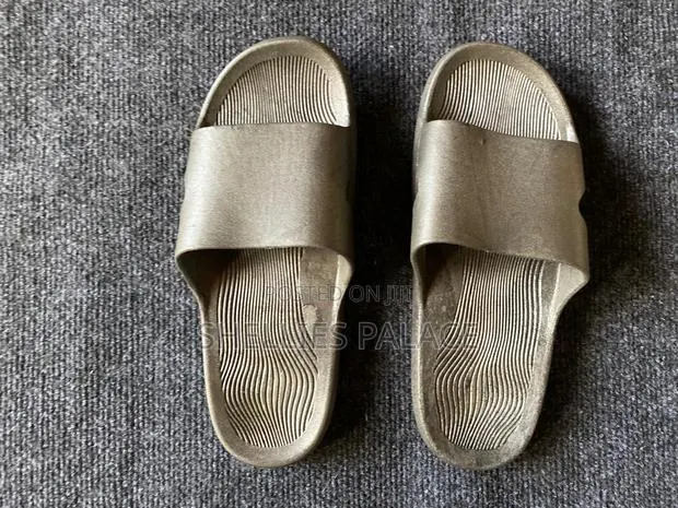 Unisex Anti - Slip Soft Eva Outdoor Summer Beach Flip Flops · Photo 1