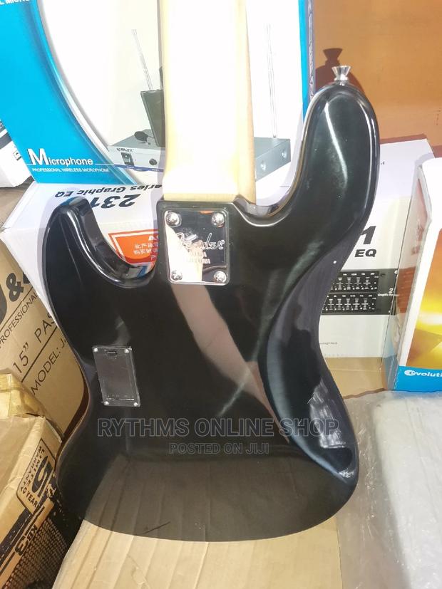 Fender Jazz Bass (Active) · Photo 2