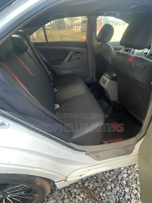 Toyota Camry 2010 White · Photo 1
