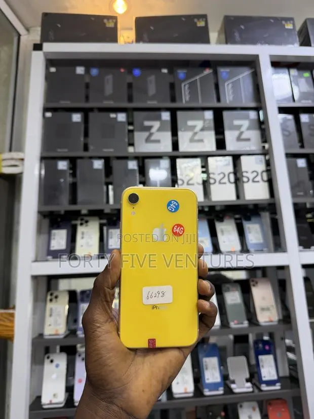 Apple iPhone XR 64 GB Yellow · Photo 1