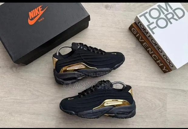 Nike Noctor Black and Gold Edition · Photo 1