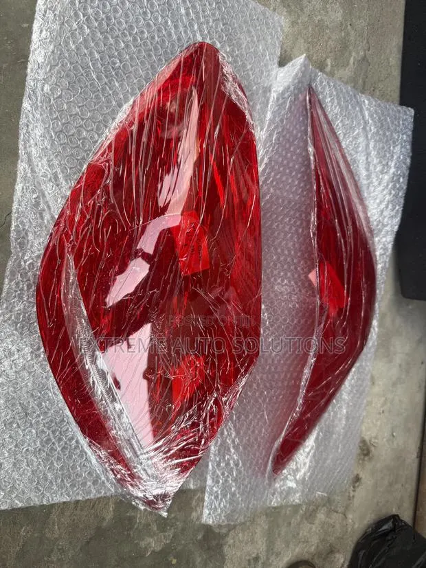 W205 C300 2015,2016,2017,2018,2019,2020 Taillight Cover · Photo 1
