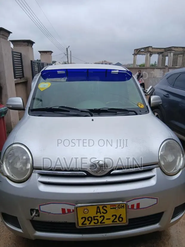 Toyota Sienta 2013 Silver · Photo 1