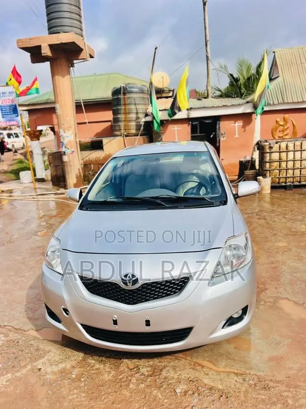 Toyota Belta 2012 Silver · Photo 1