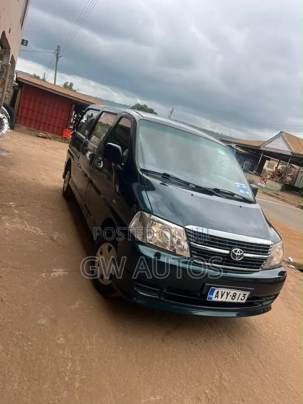 Toyota HiAce 2009 Green · Photo 1