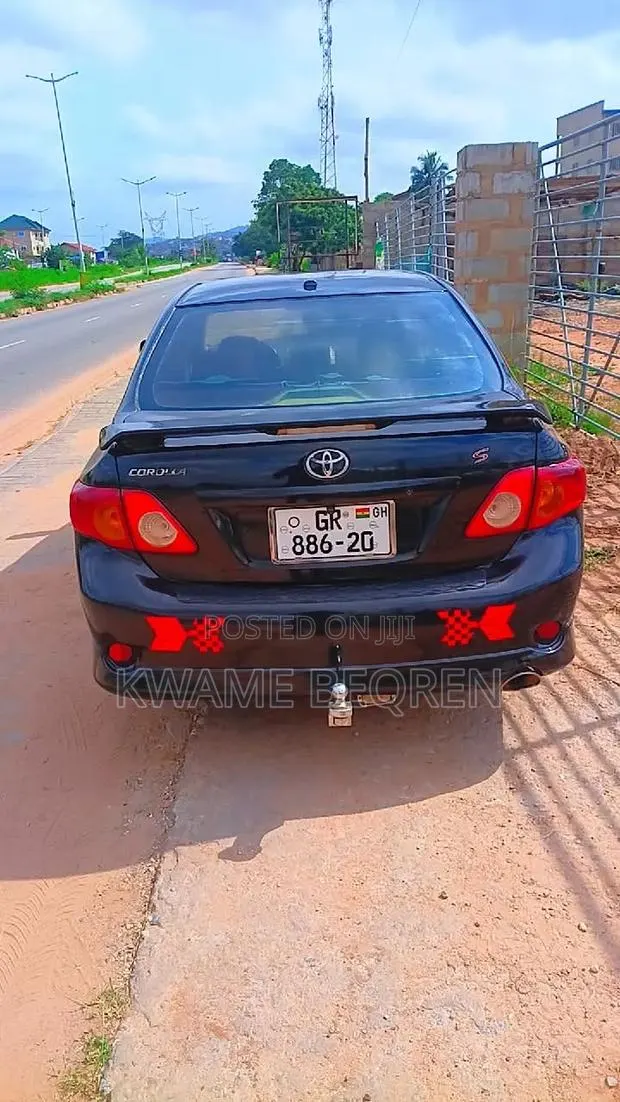 Toyota Corolla LE 4dr Sedan (1.8L 4cyl 4A) 2012 Black · Photo 1