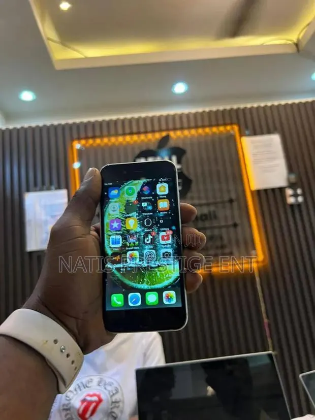 Apple iPhone 7 128 GB White · Photo 1