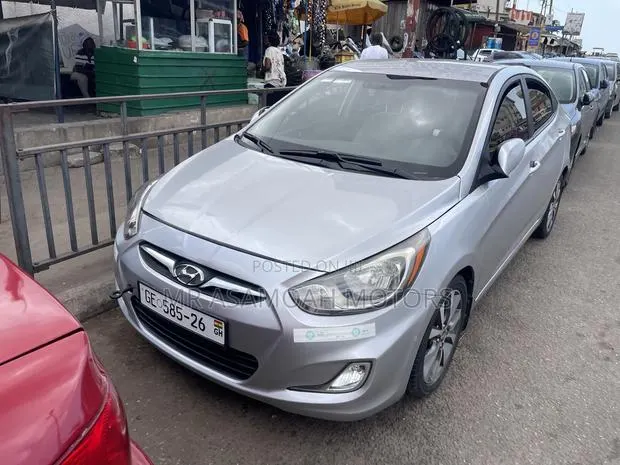 Hyundai Accent GLS 2013 Silver · Photo 1