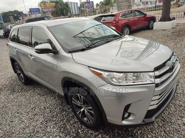 Toyota Highlander LE AWD 2020 Silver · Photo 1