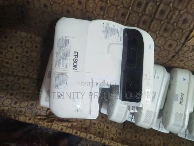Epson PowerLite 580 Is an Ultra-Short-Throw 3LCD Classroom Project · Photo 1