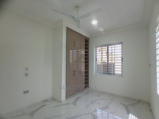 5bdrm House in Lake Side Estate for sale · Photo 8