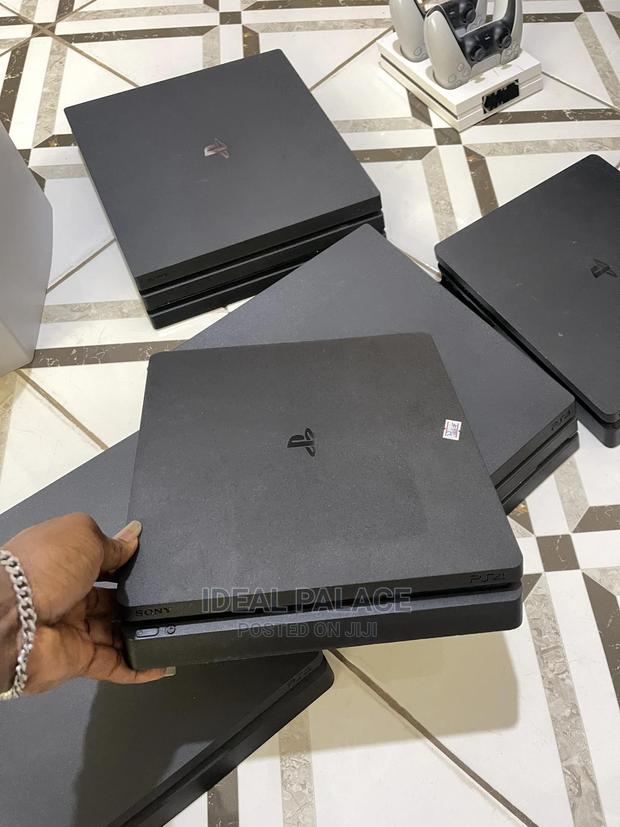 Ps4 Slim With 11 Games · Photo 1