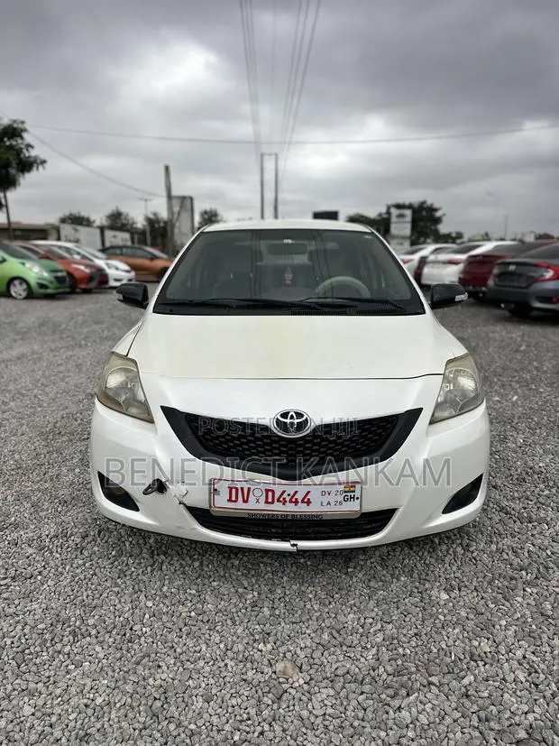 Toyota Belta 2010 White · Photo 1