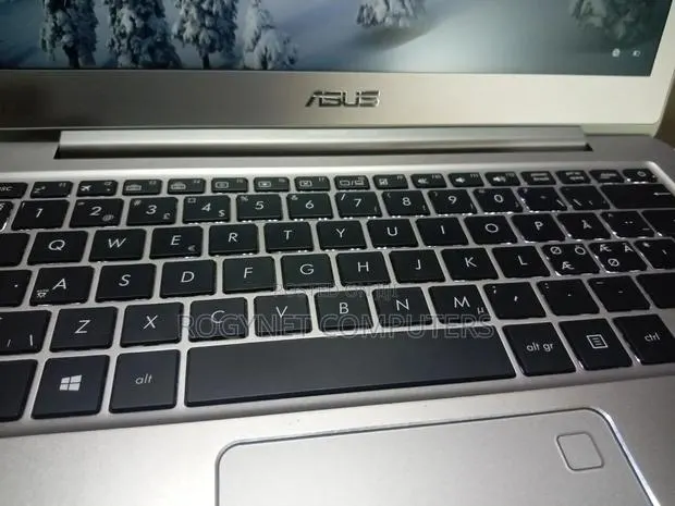 Laptop Asus ZenBook UX330UA 8GB Intel Core i5 SSD 256GB · Photo 1