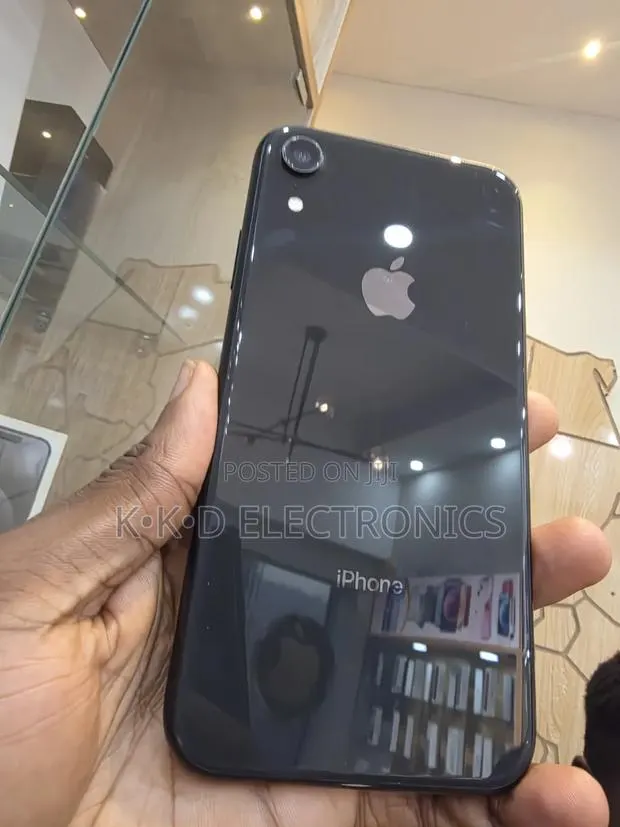 Apple iPhone XR 64 GB Black · Photo 1